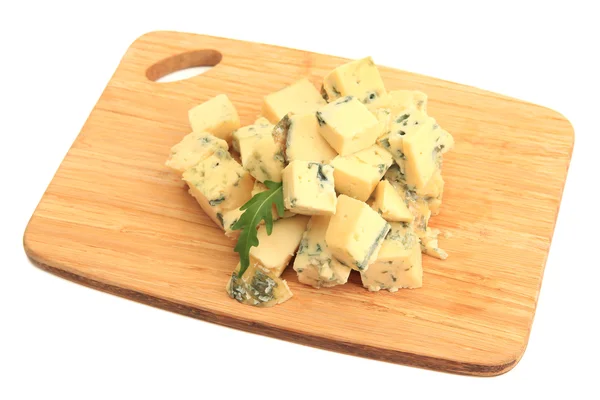 おいしいブルー チーズを白で隔離されるまな板 — ストック写真