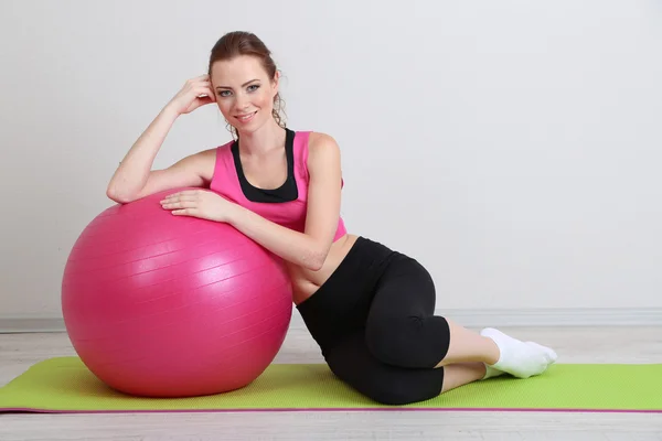 Портрет красивой молодой женщины упражнения с мячом спортзал — стоковое фото