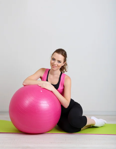 Portrait de belle jeune femme exercices avec balle de gym — Photo