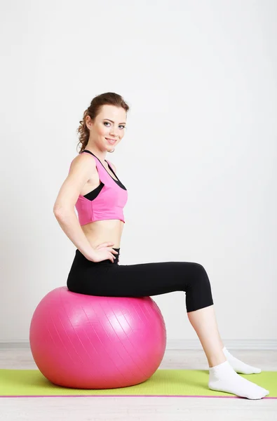 Retrato de hermosos ejercicios de mujer joven con pelota de gimnasio —  Fotos de Stock