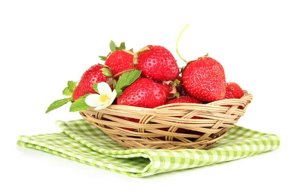 Fresas dulces maduras en cesta, aisladas en blanco — Foto de Stock