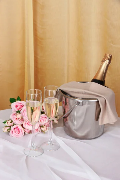 Champagne en bril op ronde tafel op doek achtergrond — Stockfoto