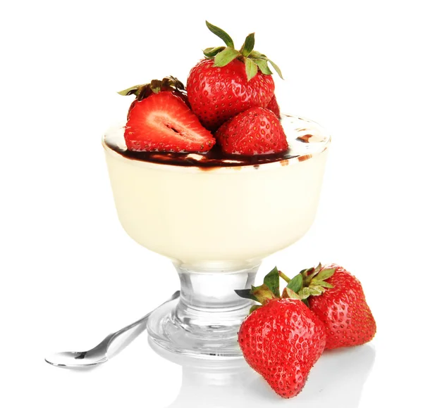 Heerlijk aardbei dessert in glazen vaas geïsoleerd op wit — Stockfoto