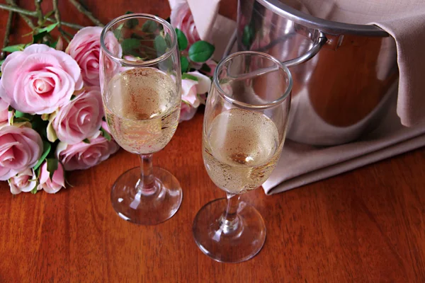 Champagne and glasses on round table close-up — Stock Photo, Image