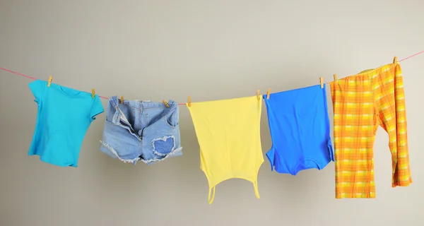 Çamaşırhane hattı ile duvar arka plan üzerinde elbise — Stok fotoğraf