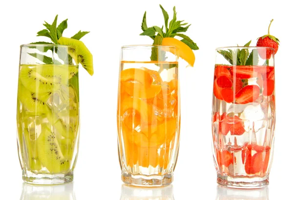 Vasos de bebidas de frutas con cubitos de hielo aislados en blanco —  Fotos de Stock