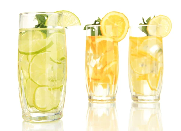 水果饮料与冰块上白色隔离的眼镜 — 图库照片