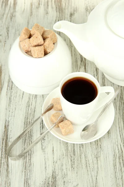 Taza de café, tetera y azucarero sobre fondo de madera de color — Foto de Stock