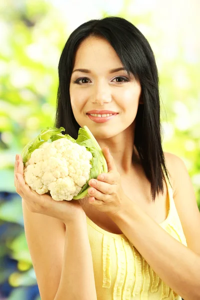 Ragazza con cavolfiore fresco su sfondo naturale — Foto Stock