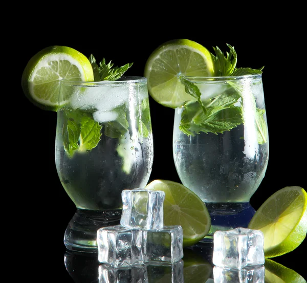 Cocktailgläser mit Eis auf schwarzem Hintergrund — Stockfoto
