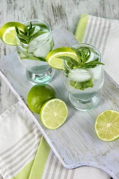 Glas cocktail med is ombord på servett på träbord — Stockfoto