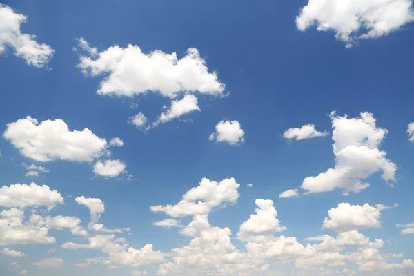 Blauer Himmel Hintergrund mit Wolken — Stockfoto