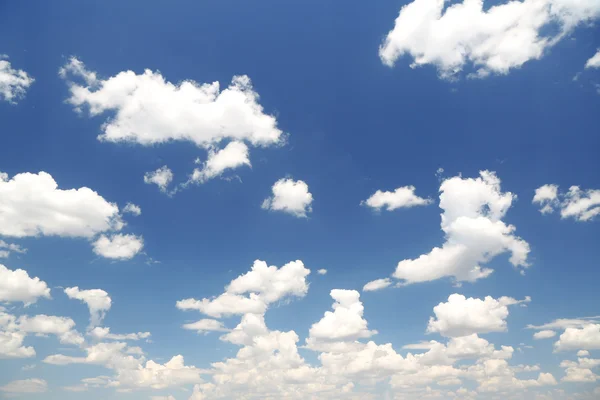 Cielo azul fondo con nubes —  Fotos de Stock