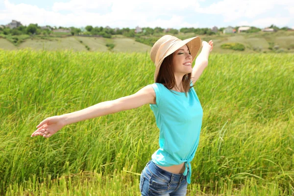 Retrato de mujer joven y hermosa, al aire libre — Foto de Stock