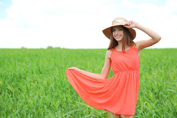 Portrait de belle jeune femme dans le domaine — Photo