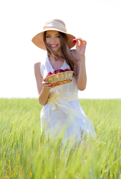 Porträt einer schönen jungen Frau mit Beeren auf dem Feld — Stockfoto