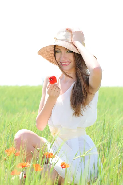 Ritratto di bella giovane donna con papaveri sul campo — Foto Stock
