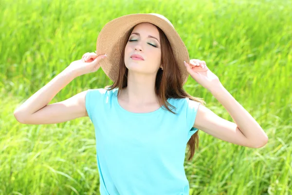 Retrato de mujer joven y hermosa, al aire libre — Foto de Stock