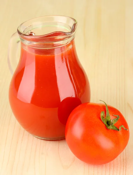 Voller Krug Tomatensaft, auf Holzgrund — Stockfoto