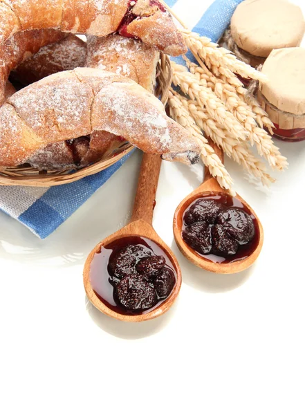 Sabor croissants en cesta y mermelada aislado en whit —  Fotos de Stock