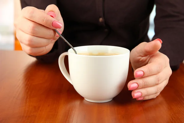 Hands holding mug of hot drink, close-up — Stock Photo, Image