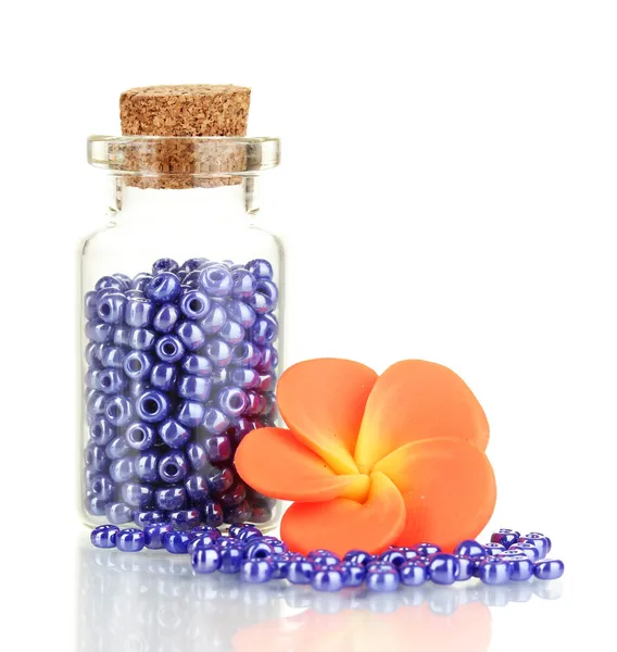 Pequena garrafa cheia de grânulos coloridos isolados em branco — Fotografia de Stock