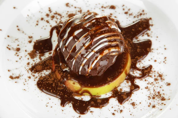 Шоколадный десерт на большой тарелке — стоковое фото