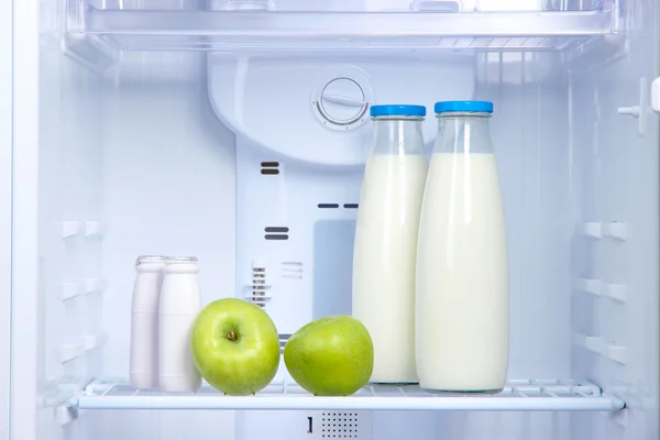打开冰箱与减肥食品 — 图库照片