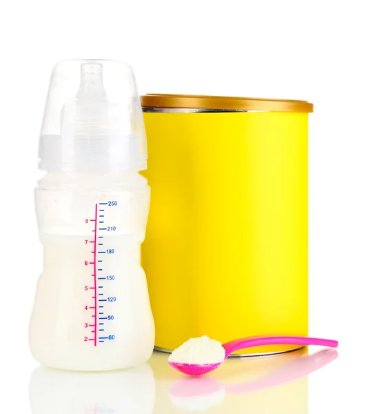 Garrafa com leite e alimentos para bebês isolados em branco — Fotografia de Stock