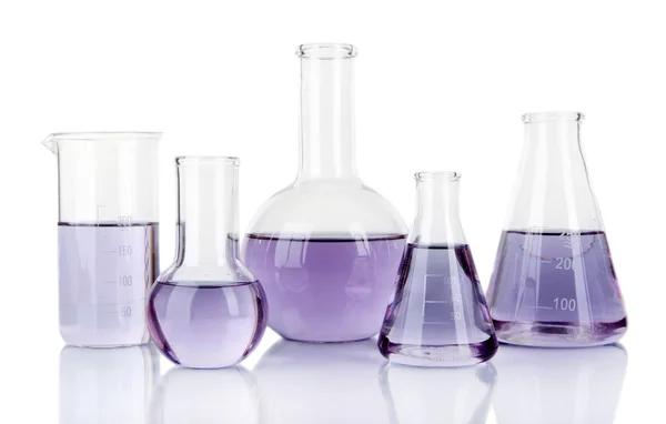 Tubes à essai avec liquide violet clair isolé sur blanc — Photo