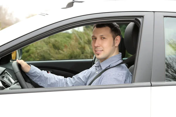 Retrato de um jovem sentado no carro — Fotografia de Stock