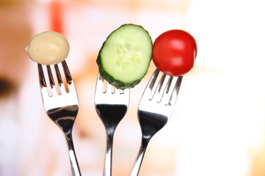 Çatallar, parlak zemin üzerine yapışmasını kiraz domates, mantar ve salatalık dilim