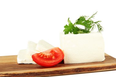 koyun peyniri, kırmızı domates maydanoz ve dereotu üzerinde beyaz izole kesme tahtası üzerinde süt