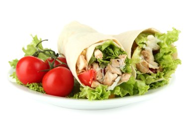 kebap - ızgara et ve sebze, tabakta üzerine beyaz izole