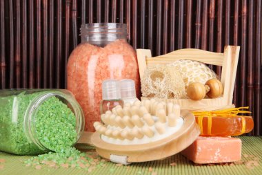 temizleyici, fırça ve bambu zemin üzerine masada duş için kozmetik