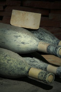 eski koyu arka plan üzerinde eski Bodrum şarap şişe