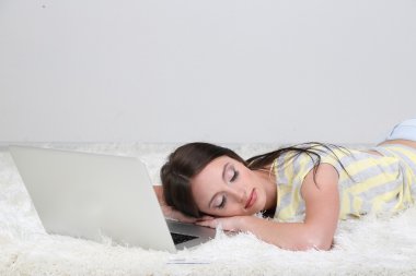 yalan oda içinde laptop ile güzel bir genç kadın