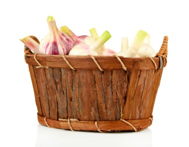 ahşap sepet içinde beyaz izole taze sarımsak