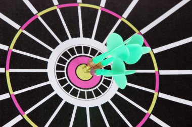 Dart yakın çekim ile hedef