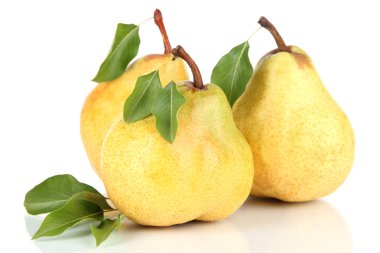 Sulu armut üzerinde beyaz izole