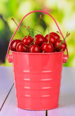 kiraz meyveleri kova parlak zemin üzerine ahşap tablo