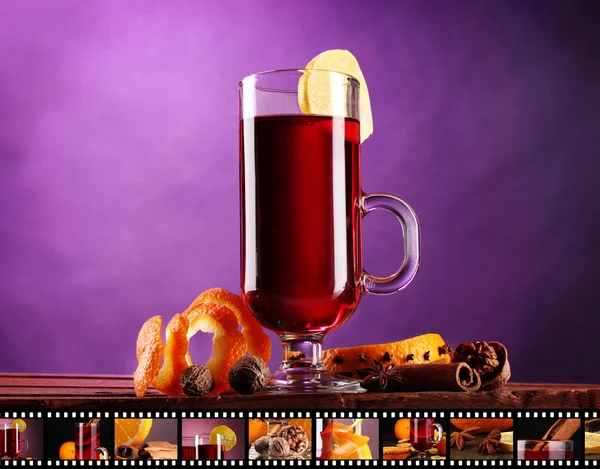 Vino caliente en vaso con película fotográfica de bebidas sobre fondo morado —  Fotos de Stock