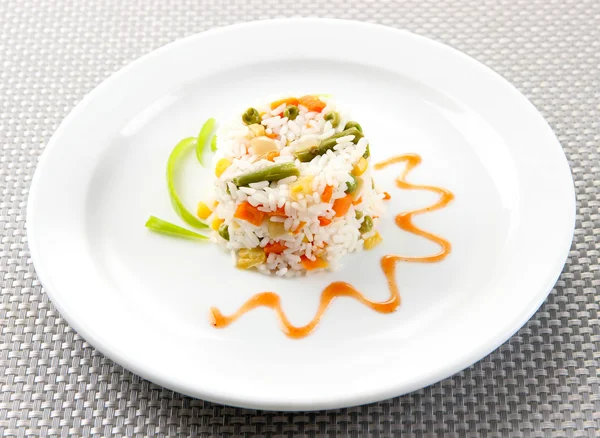 Tablo üzerinde sebze ile lezzetli risotto — Stok fotoğraf