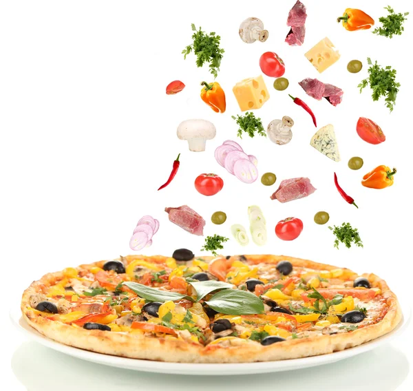 Pizza e ingredientes aislados en blanco —  Fotos de Stock