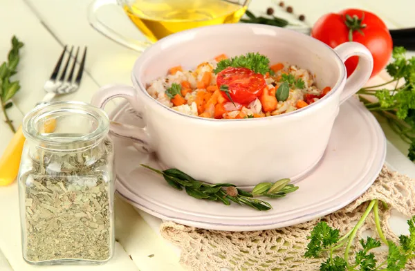 Delicioso arroz con verduras y hierbas en maceta sobre mesa de madera de cerca —  Fotos de Stock