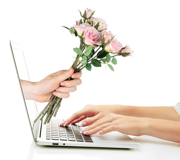 Maschio mano dando fiori alla donna dallo schermo del computer portatile isolato su bianco — Foto Stock