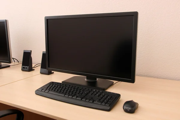 Computer auf dem Tisch im Zimmer — Stockfoto