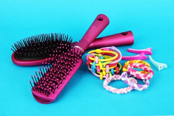 Scrunchies, escova de cabelo e cabelo - clipe em um fundo azul — Fotografia de Stock