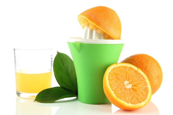 柑橘類を押して、ジュースと熟したオレンジ、白で隔離されるのガラス — ストック写真