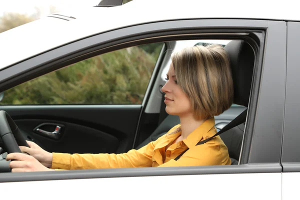 Porträtt av ung vacker kvinna som sitter i bilen — Stockfoto